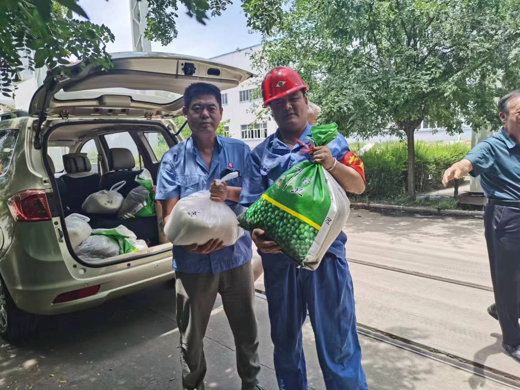 給一線(xiàn)生產(chǎn)車(chē)間和工地職工購(gòu)買(mǎi)了一批白糖、綠豆等防暑降溫品送到了車(chē)間工地