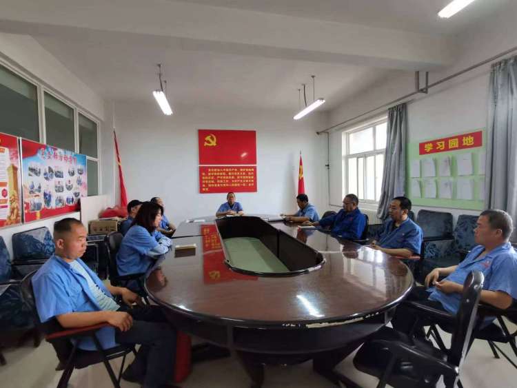 運(yùn)輸采供黨支部召開(kāi)黨員大會(huì)，組織主題教育集中學(xué)習(xí)。